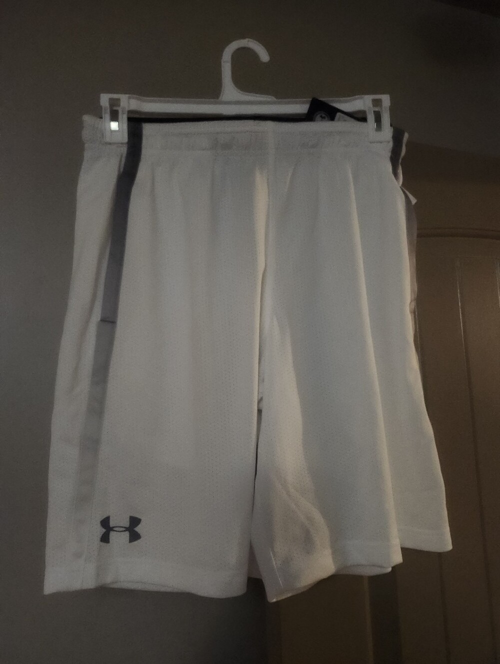 NWT Under Armour Men’s White Athletic Mesh Shorts with Gray Trim